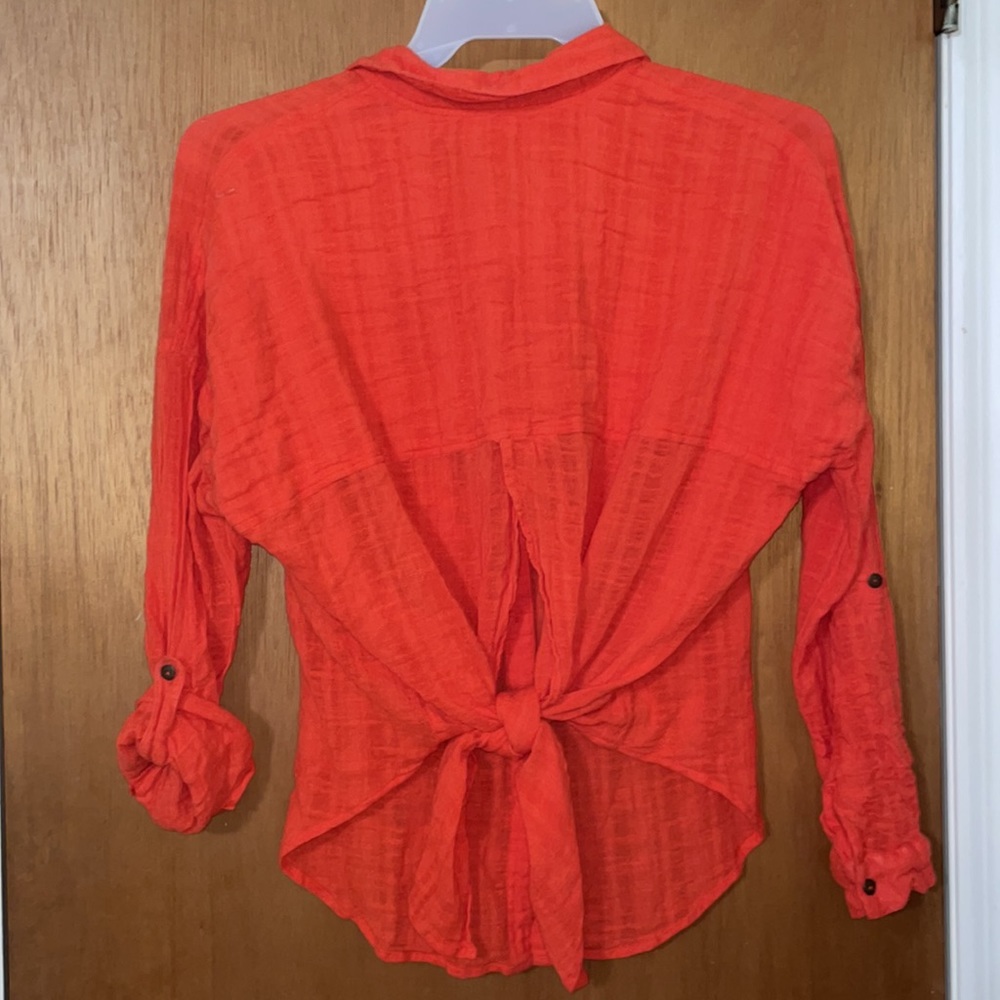 •FREE PEOPLE•TOMATO RED GAUZE TIE BACK BUTTON UP COLLAR BLOUSE SIZE  MEDIUM EUC - Picture 3 of 8